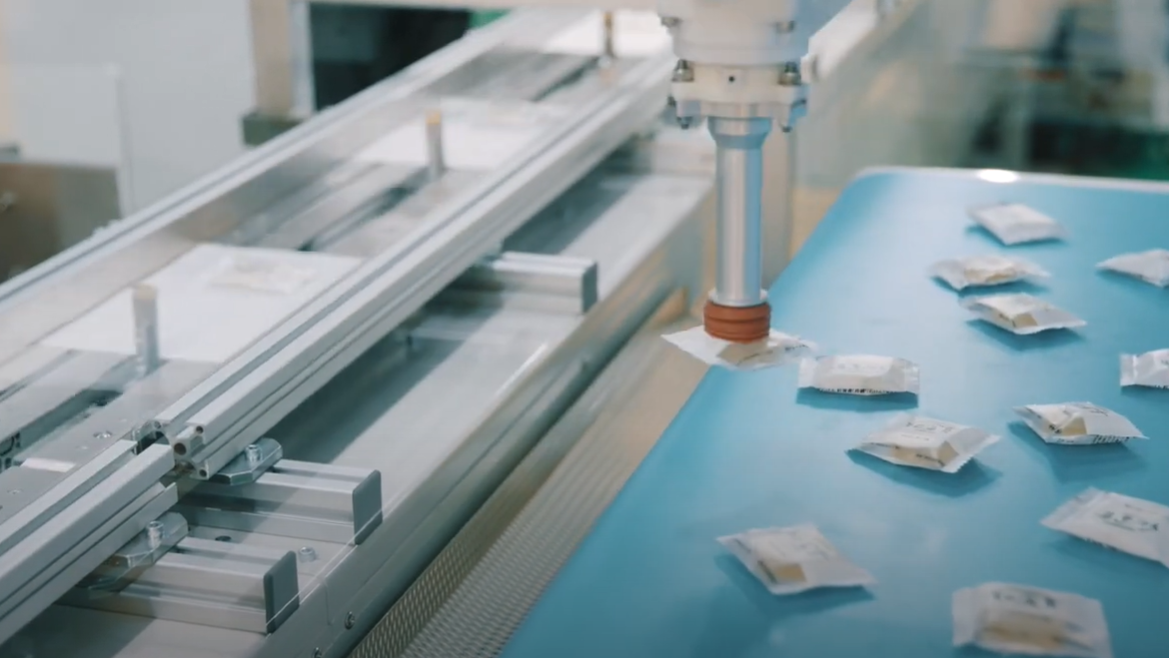 ダイレクトメール封入用のサンプル品をセットアップ2