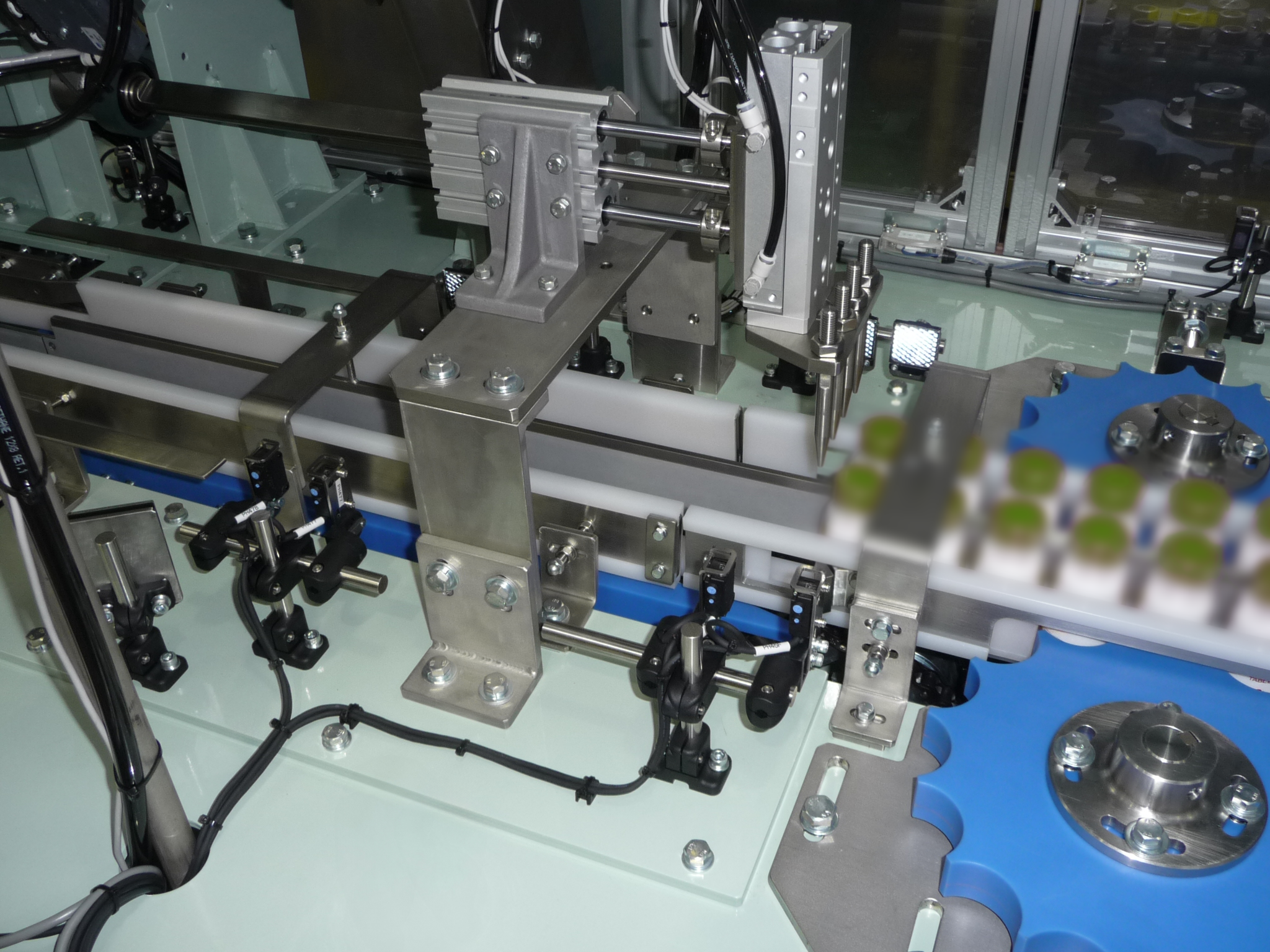 小瓶マルチパック包装機1